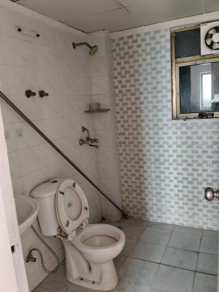 Bathroom, eros-sampoornam-iii 2.5 Bedroom 1160 Sq.Ft. Apartment In Sector 2 Greater Noida Greater Noida 10347547