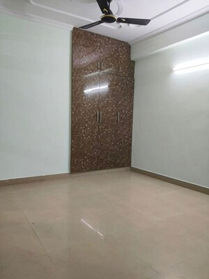 Room in 3 BHK Apartment at Amrapali Dream Valley, Tech Zone 4 Greater Noida – for Rent
