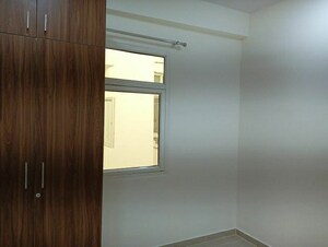 Room in 3 BHK Apartment at Mahagun Mantra I, Sector 10 Greater Noida – for Rent