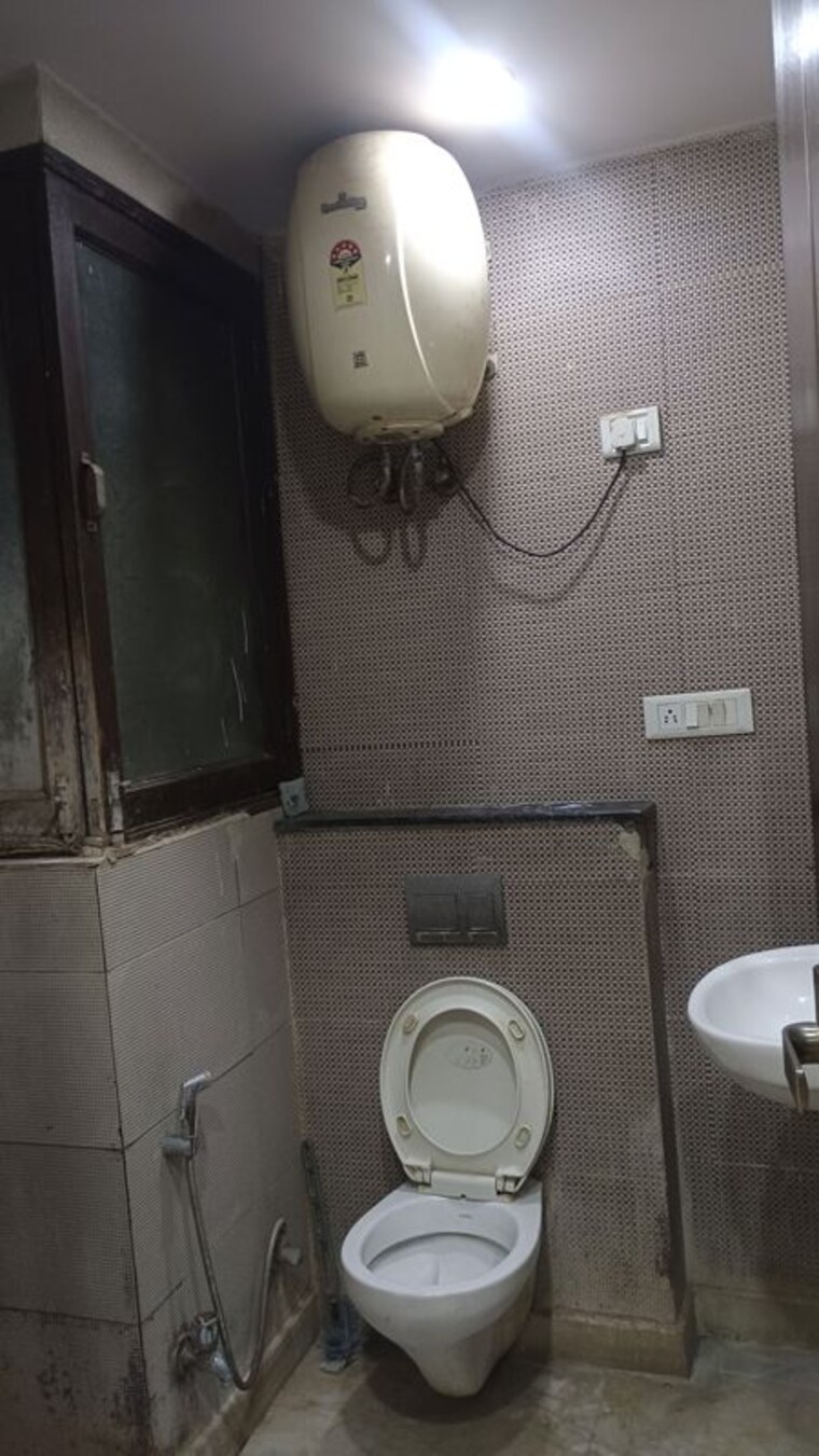 Bathroom, old rajinder nagar 3 Bedroom 820 Sq.Ft. Builder Floor In Old Rajinder Nagar Delhi 10347587