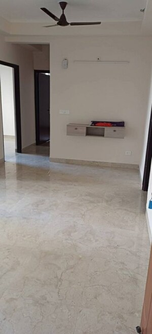 Room in 2 BHK Apartment at Amrapali Golf Homes, Sector 4 Greater Noida – for Rent