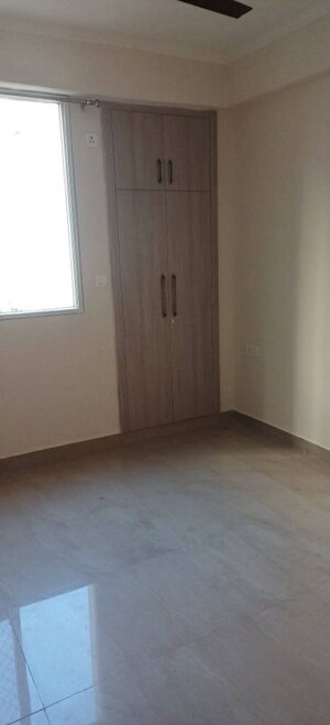 Room in 2 BHK Apartment at Amrapali Golf Homes, Sector 4 Greater Noida – for Rent