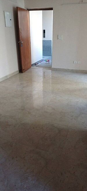 Room in 2 BHK Apartment at Amrapali Golf Homes, Sector 4 Greater Noida – for Rent