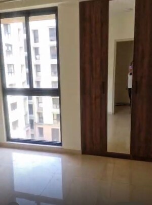 Room in 3 BHK Apartment at Lodha Sterling, Kolshet Road – for Rent