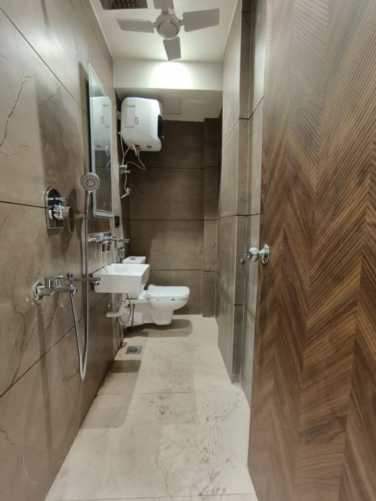 Bathroom, hauz khas 3 Bedroom 500 Sq.Yd. Apartment In Hauz Khas Delhi 10347775