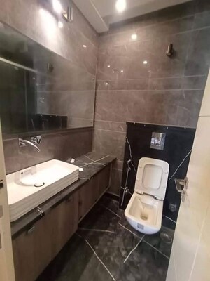 Team Area in 2 BHK Apartment at Saket – for Rent