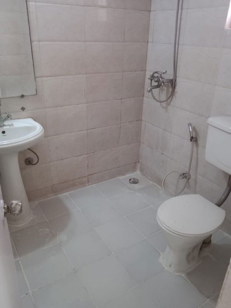 Bathroom, gaur-city-2-11th-avenue 2.5 Bedroom 1010 Sq.Ft. Apartment In Sector 16c Greater Noida Greater Noida 10347903