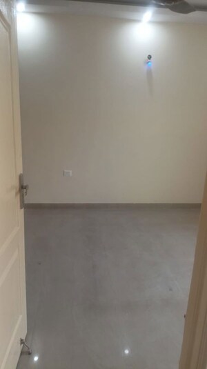 Room in 3 BHK Apartment at Mapsko Paradise, Sector 83 – for Rent