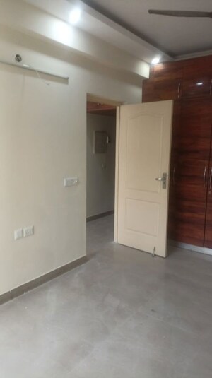 Room in 3 BHK Apartment at Mapsko Paradise, Sector 83 – for Rent