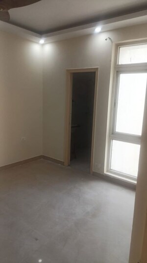 Room in 3 BHK Apartment at Mapsko Paradise, Sector 83 – for Rent