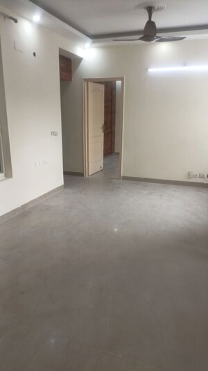 Room in 3 BHK Apartment at Mapsko Paradise, Sector 83 – for Rent