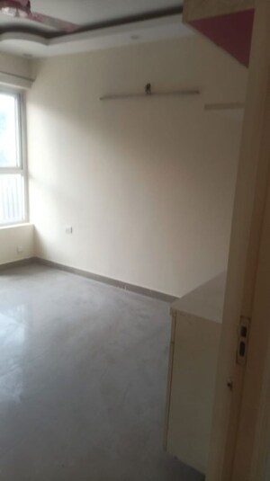 Room in 3 BHK Apartment at Mapsko Paradise, Sector 83 – for Rent