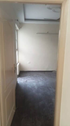 Furnished Amenities in 3 BHK Apartment at Mapsko Paradise, Sector 83 – for Rent