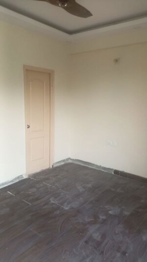 Room in 3 BHK Apartment at Mapsko Paradise, Sector 83 – for Rent