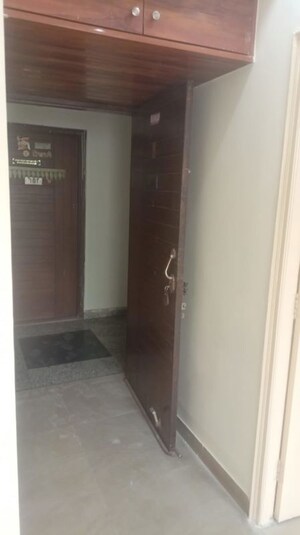 Building Lobby in 3 BHK Apartment at Mapsko Paradise, Sector 83 – for Rent