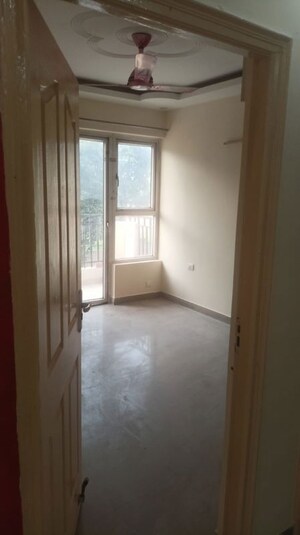 Room in 3 BHK Apartment at Mapsko Paradise, Sector 83 – for Rent