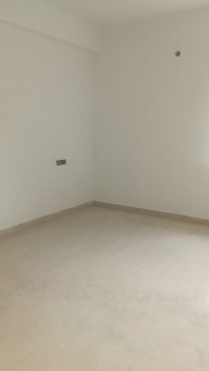 Room in 2 BHK Apartment at Neknampur – for Sale