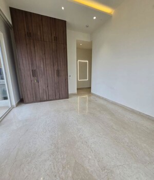 Room in 4 BHK Apartment at Indiabulls Sky Forest, Lower Parel – for Rent