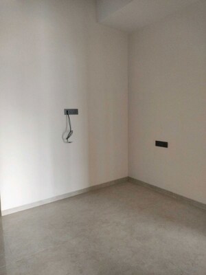 Room in 3 BHK Apartment at Indiabulls Blu, Worli – for Rent