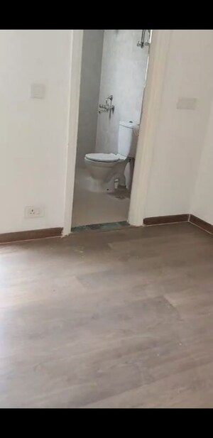 Room in 4 BHK Builder Floor at Bptp Park Floors I, Sector 77 – for Rent