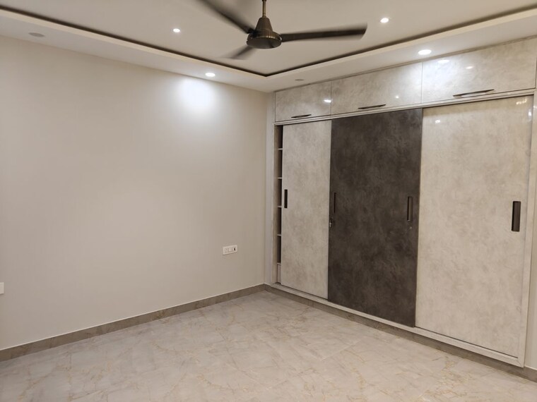 Bedroom, gujranwala town 4 Bedroom 242 Sq.Yd. Builder Floor In Gujranwala Town Delhi 10348154