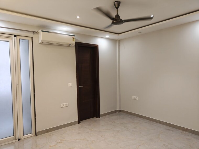 Bedroom, gujranwala town 4 Bedroom 242 Sq.Yd. Builder Floor In Gujranwala Town Delhi 10348154