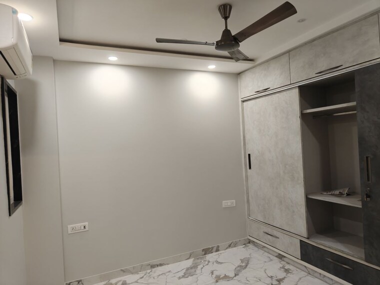 Bedroom, gujranwala town 4 Bedroom 242 Sq.Yd. Builder Floor In Gujranwala Town Delhi 10348154