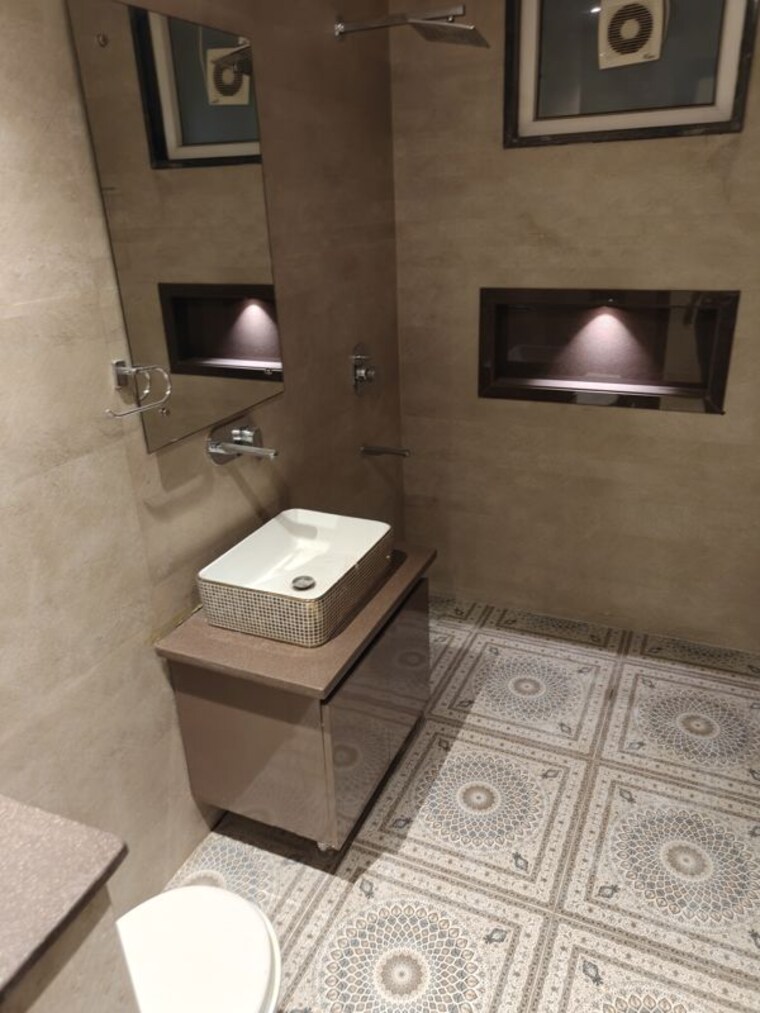 Bathroom, gujranwala town 4 Bedroom 242 Sq.Yd. Builder Floor In Gujranwala Town Delhi 10348154