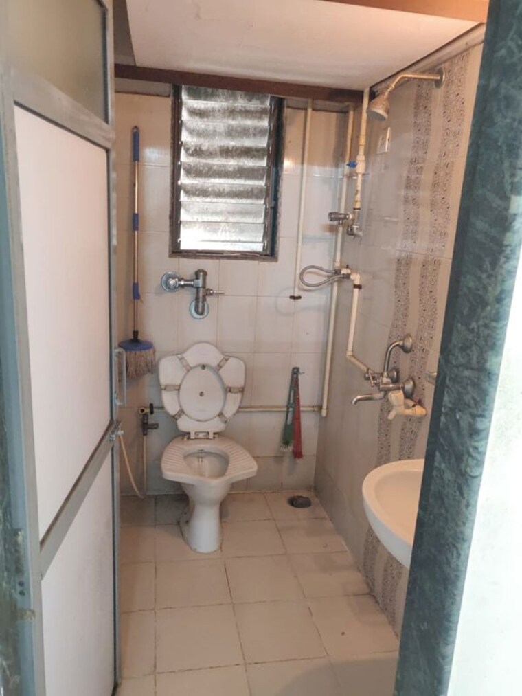 Bathroom, kurla 1 Bedroom 450 Sq.Ft. Apartment In Kurla Mumbai 10348184