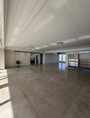 Room in 4 BHK Apartment at Bandra West – for Rent