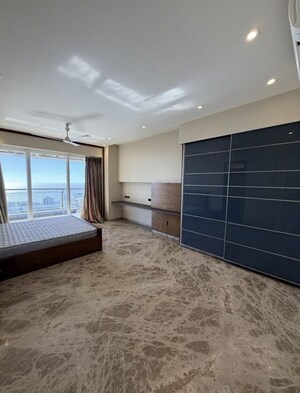 Room in 4 BHK Apartment at Bandra West – for Rent