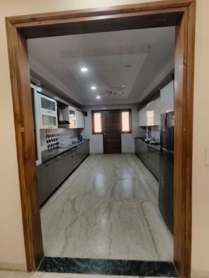 Room in 5 BHK Builder Floor at Ardee City, Sector 52 – for Rent