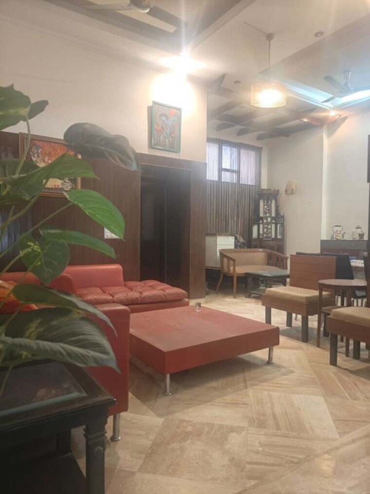Living Room, hauz khas 3 Bedroom 250 Sq.Yd. Apartment In Hauz Khas Delhi 10348204