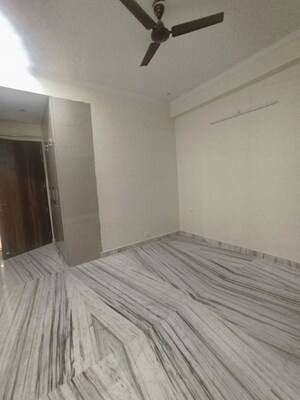 Room in 3 BHK Builder Floor at SAS Tower, Sector 38 – for Rent