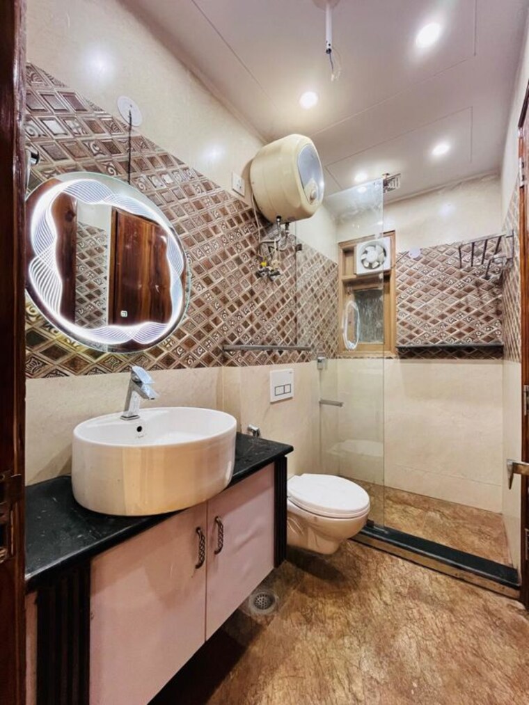 Bathroom, chittaranjan park 4 Bedroom 1750 Sq.Ft. Builder Floor In Chittaranjan Park Delhi 10348245