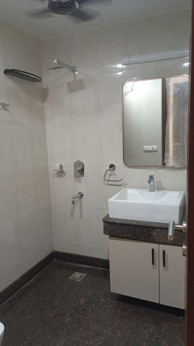 Bathroom, new rajinder nagar 3 Bedroom 1830 Sq.Ft. Builder Floor In New Rajinder Nagar Delhi 10348293