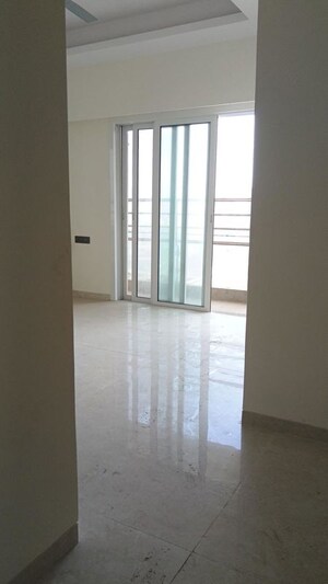 Room in 3 BHK Apartment at Indiabulls Blu, Worli – for Rent