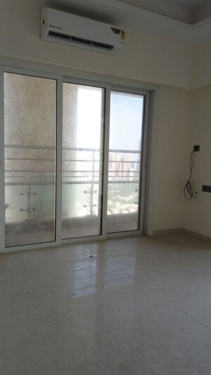 Room in 3 BHK Apartment at Indiabulls Blu, Worli – for Rent