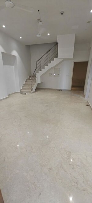 Room in 4 BHK Apartment at Indiabulls Blu, Worli – for Rent