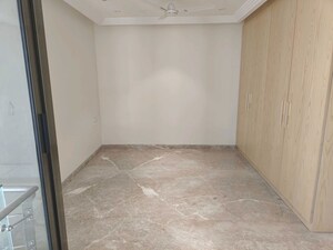 Room in 3 BHK Apartment at Indiabulls Blu, Worli – for Rent