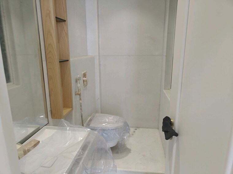 Bathroom, indiabulls-blu 3 Bedroom 2400 Sq.Ft. Apartment In Worli Mumbai 10348306