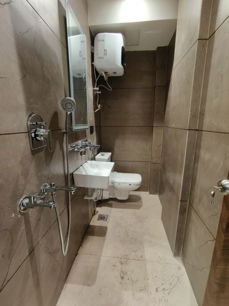 Bathroom, lajpat nagar iii 1 Bedroom 100 Sq.Yd. Apartment In Lajpat Nagar Iii Delhi 10348309