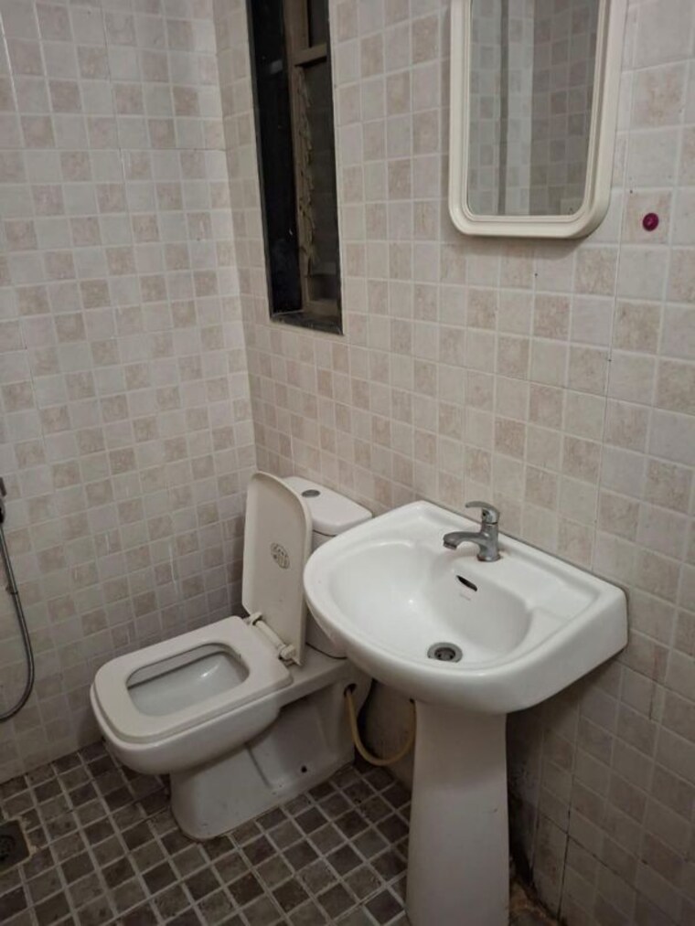 Bathroom, clover park 1 Bedroom 550 Sq.Ft. Apartment In Clover Park Pune 10348343