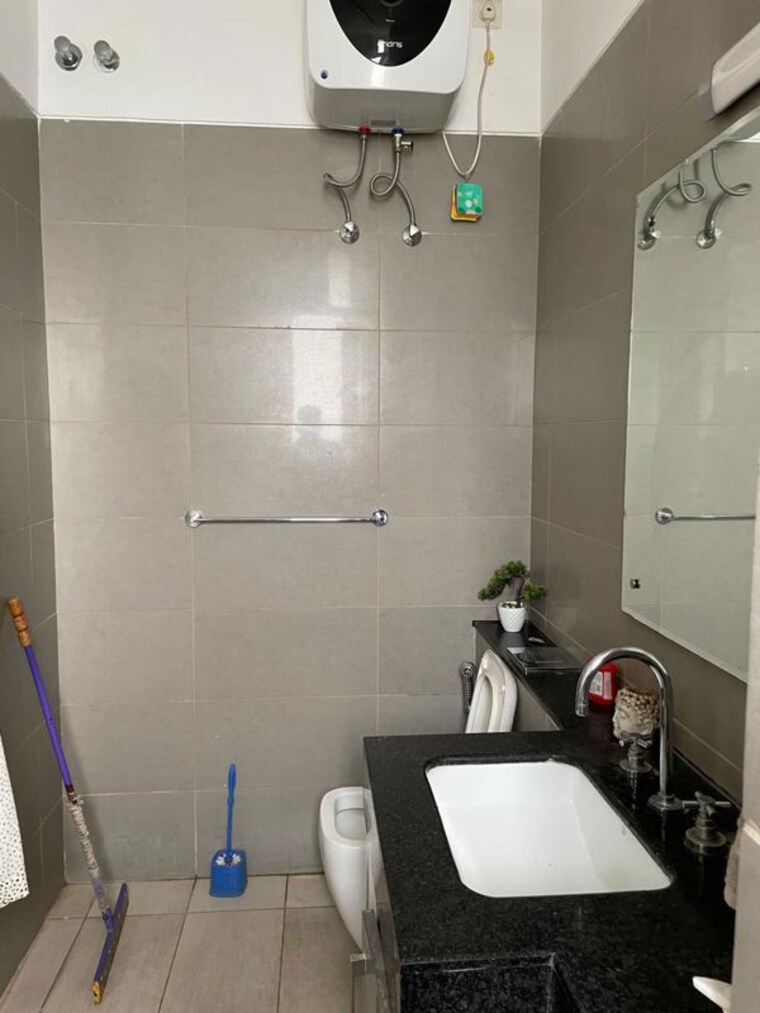 Bathroom, smart-world-orchard 2.5 Bedroom 1200 Sq.Ft. Builder Floor In Sector 61 Gurgaon 10348385