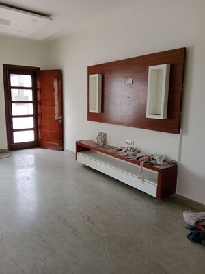 Room in 2.5 BHK Builder Floor at Sector 18 – for Rent