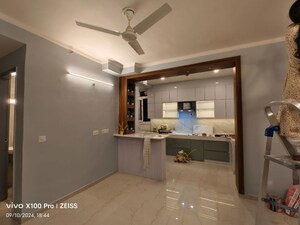 Room in 3 BHK Apartment at Omaxe The Palace, Gomti Nagar – for Rent