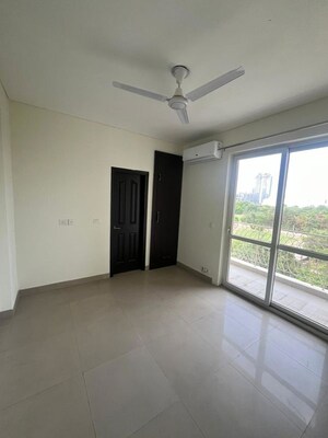 Room in 3 BHK Builder Floor at Smart World Orchard, Sector 61 – for Rent