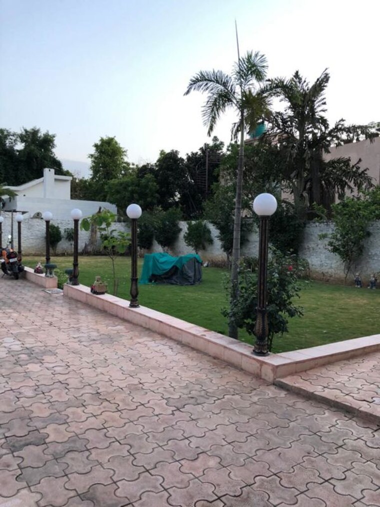 Garden, sainik farm 4 Bedroom 1200 Sq.Yd. Villa In Sainik Farm Delhi 10348416
