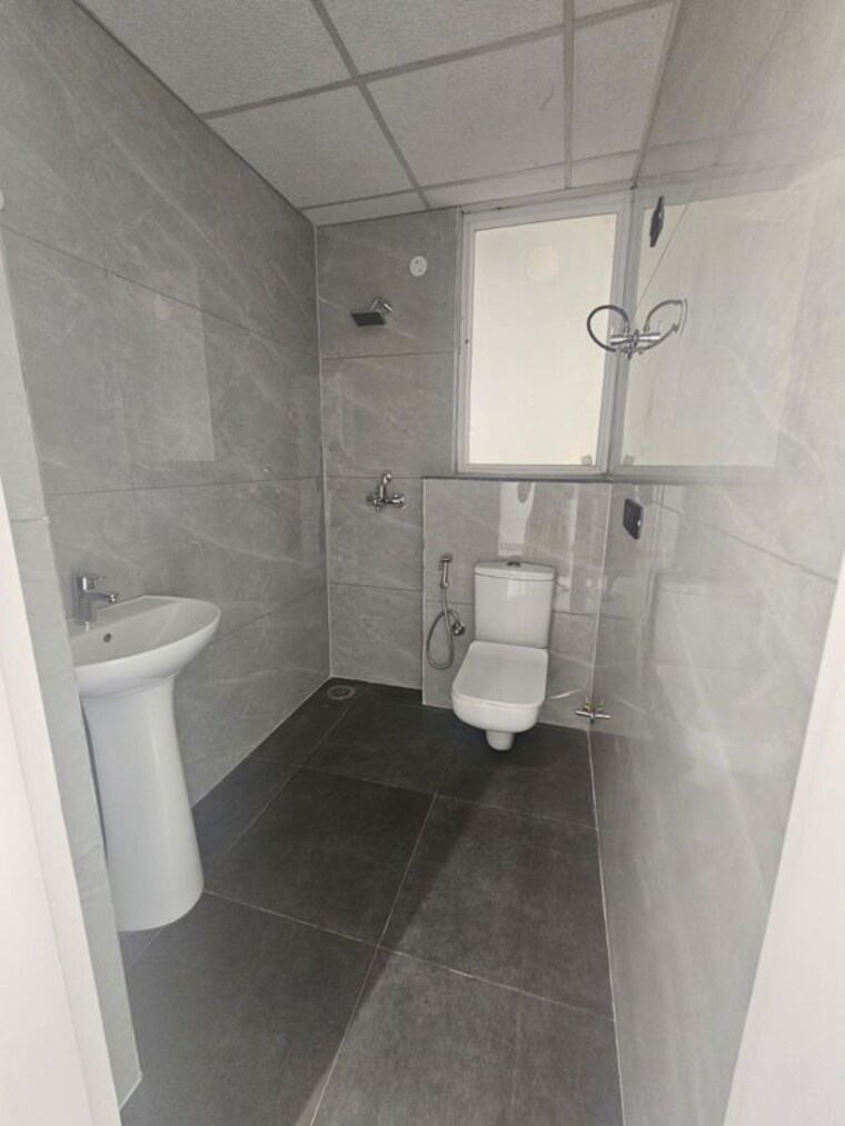 Bathroom, mrs-hi-greens 4 Bedroom 2300 Sq.Ft. Penthouse In Kishanpura Zirakpur 10348419