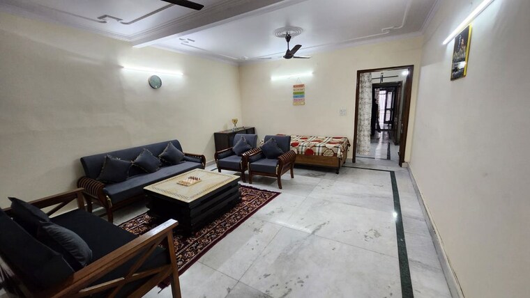 Living Room, mayur vihar 2 Bedroom 200 Sq.Yd. Apartment In Mayur Vihar Delhi 10348421